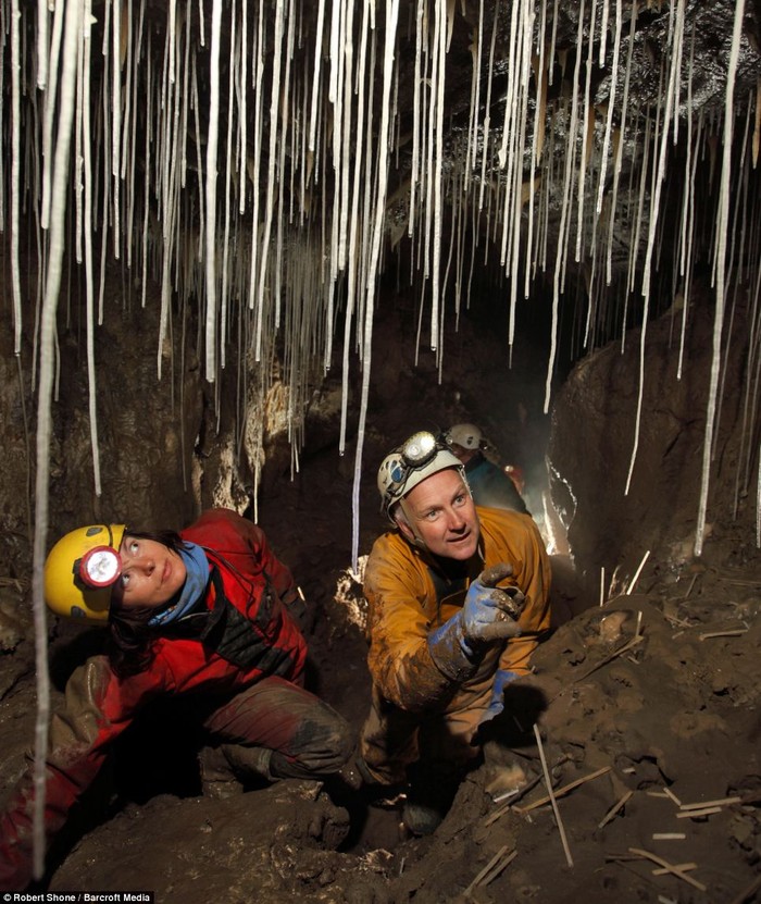 Jane Allen và Simon Wilson xem xét các thạch nhũ rơm ở hang 3 hạt tại Yorkshire